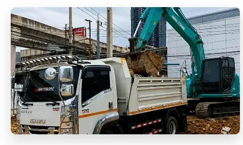 รถบรรทุกและรถขุดกำลังทำงานหน้างาน