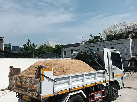 รถ 6 ล้อรับจ้างบรรทุกดินเต็มคันที่หน้างาน