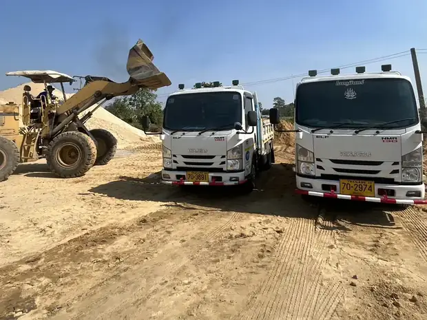 รถตักและรถบรรทุก 6 ล้อทำงานร่วมกันที่หน้างาน