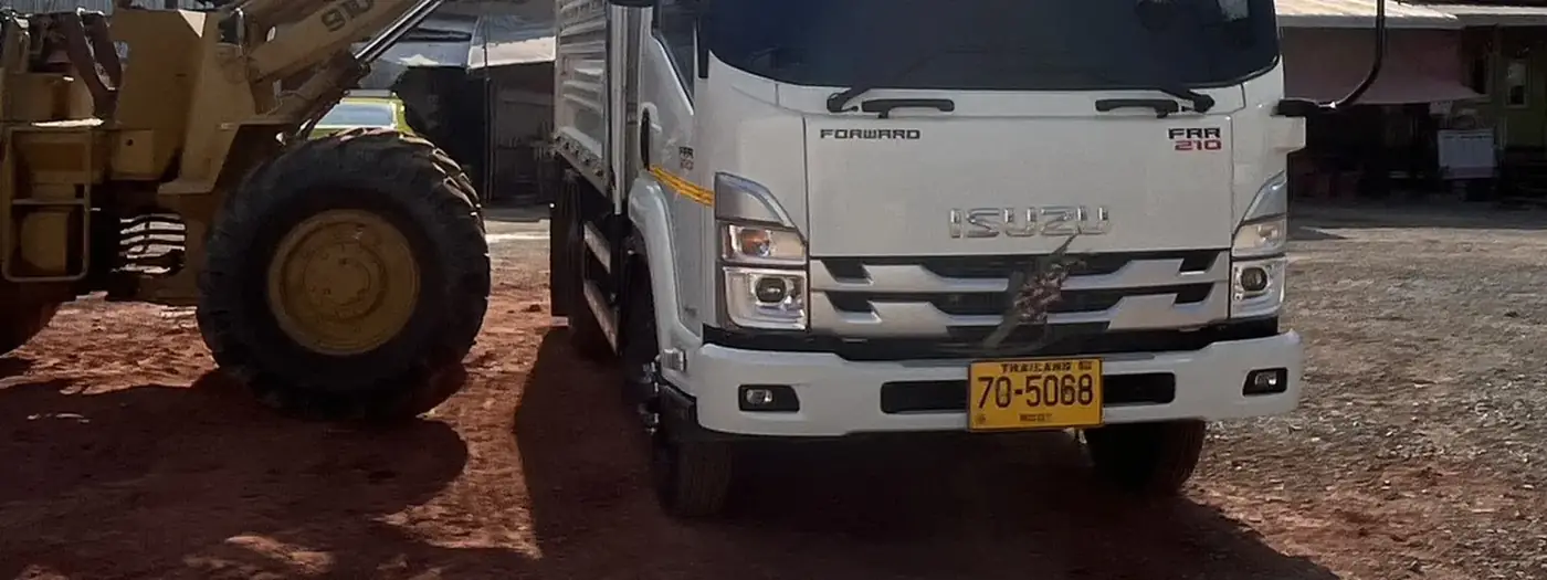 รถตักและรถบรรทุกขนดินที่หน้างานถนนราชพฤกษ์ อำเภอบางกรวย นนทบุรี