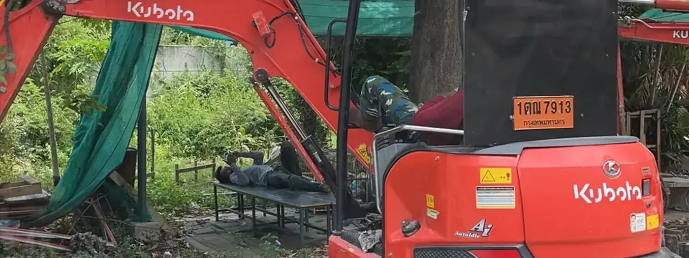 แบคโฮเล็กขนาด PC30 รถจริงคือ Kubota KX033 ที่หน้างาน