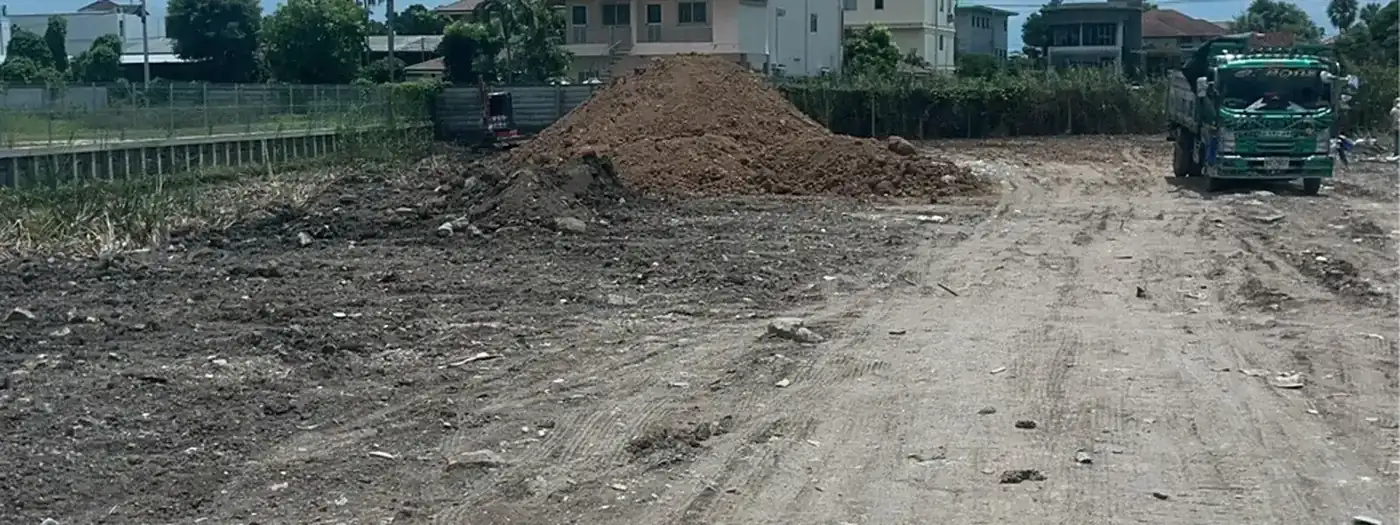 ที่ดินรกร้างหลังเคลียร์พื้นที่และเก็บเศษวัสดุออกเรียบร้อย