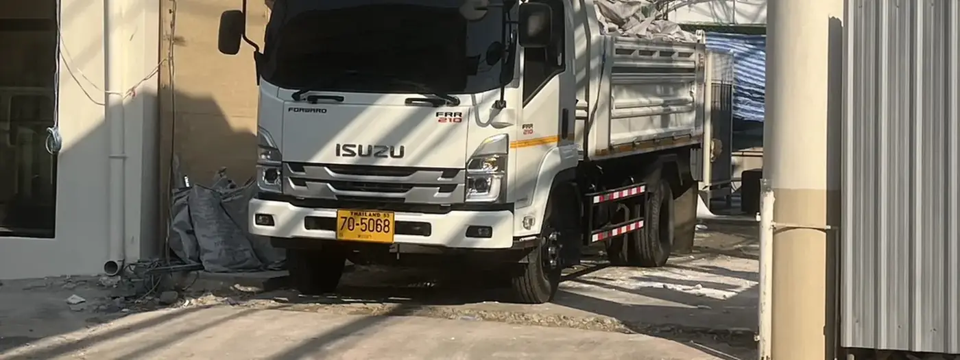 รถบรรทุก 6 ล้อ เข้าทำงานในซอยแคบย่านรัตนาธิเบศร์ อำเภอเมืองนนทบุรี