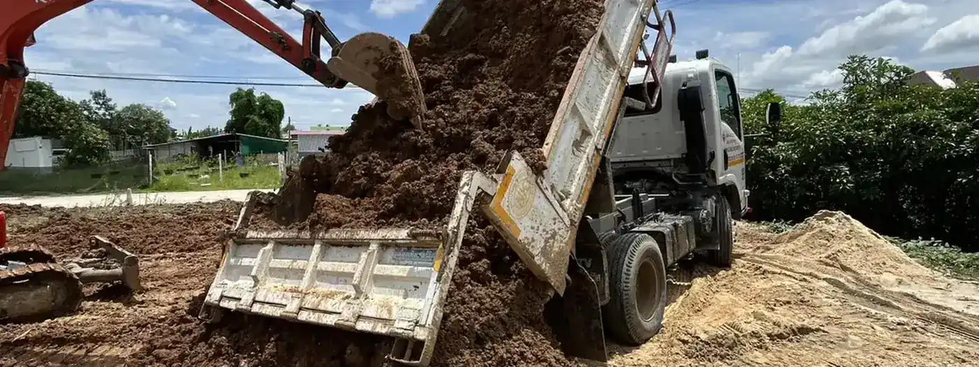 รถขุดตักดินขึ้นรถบรรทุก 6 ล้อ ที่หน้างานถมดินในอำเภอปากเกร็ด นนทบุรี