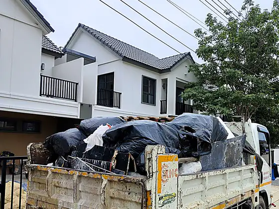 ขนเศษวัสดุออกจากหน้าบ้าน ปทุมธานี