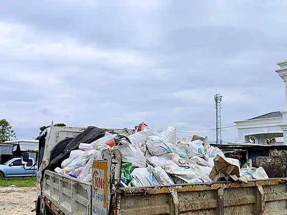 ขนเศษวัสดุออกจากบ้านในหมู่บ้านจัดสรร