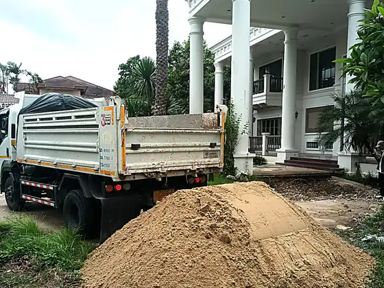 กองทรายถมที่ส่งลงหน้าบ้านตามจุดที่เจ้าของบ้านกำหนด