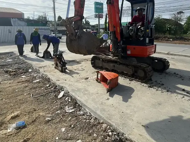 รถขุดกำลังปรับพื้นที่ที่หน้างาน