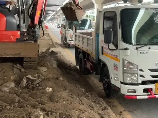 รถบรรทุก 6 ล้อและรถขุดของธรณีที่หน้างาน