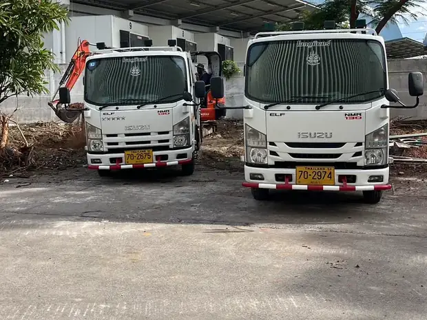 รถบรรทุก 6 ล้อของธรณีจอดรอเข้างาน