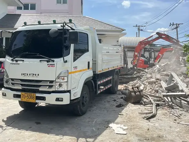 เศษคอนกรีตจากงานรื้อถอนบ้านรอขนออกจากหน้างาน
