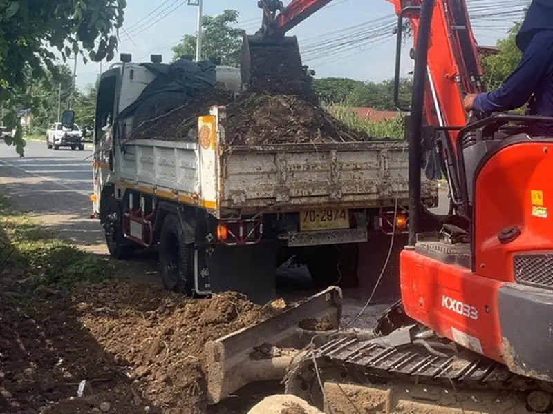รถขุดตักดินขึ้นรถบรรทุก 6 ล้อ ที่หน้างาน