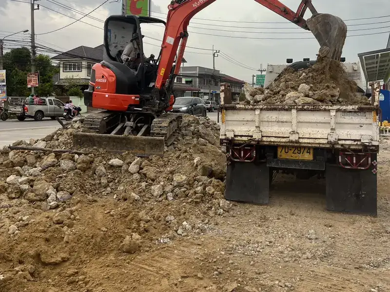 รถขุดตักเศษวัสดุจากงานรื้อถอนขึ้นรถบรรทุก