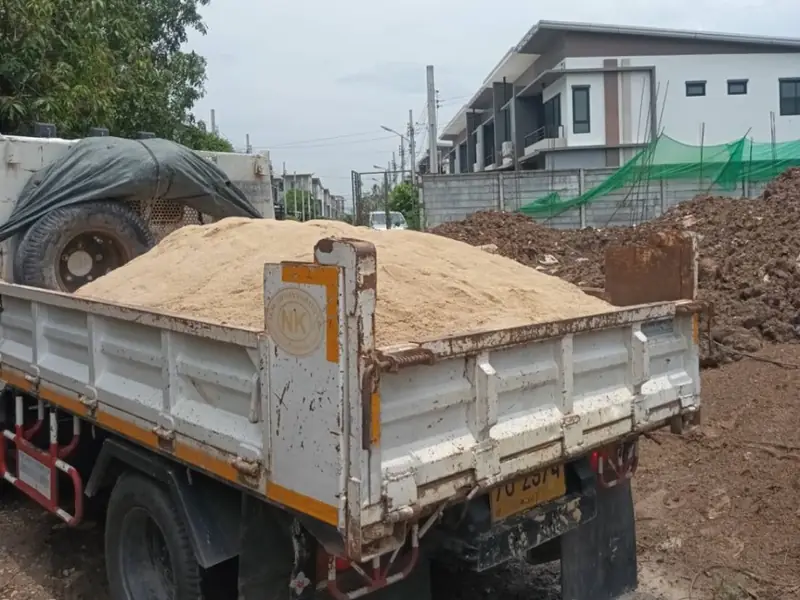 ทรายถมในกระบะรถบรรทุก ดูเนื้อทรายก่อนสั่ง