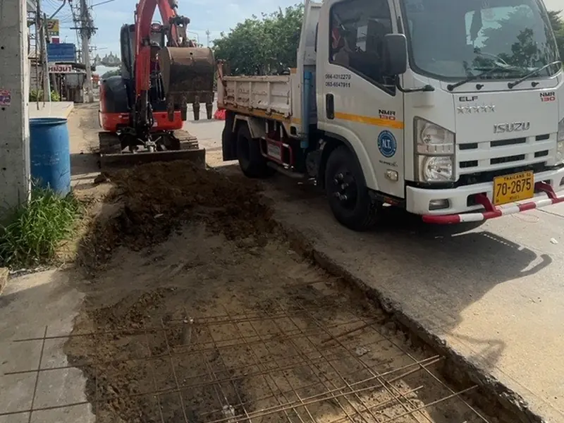 รถขุดและรถบรรทุก 6 ล้อ ที่หน้างานถนนคลองสาม อำเภอคลองหลวง ปทุมธานี