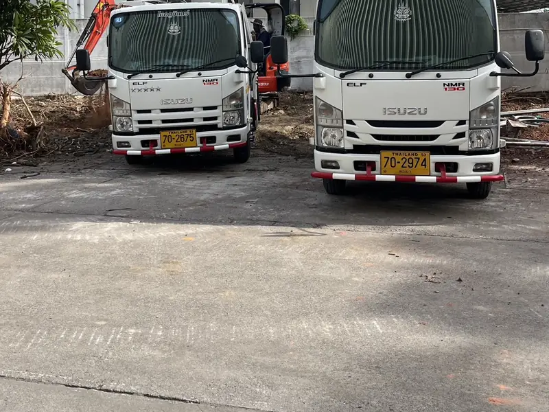 รถบรรทุก 6 ล้อ สองคันของธรณีจอดที่หน้างาน