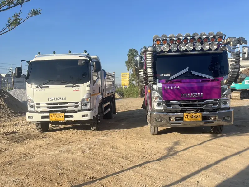 รถบรรทุก 6 ล้อ ของธรณีจอดเรียงที่หน้างาน